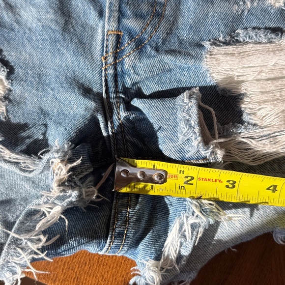 Levi 501 distressed cut off shorts size 23-24 - Picture 5 of 5
